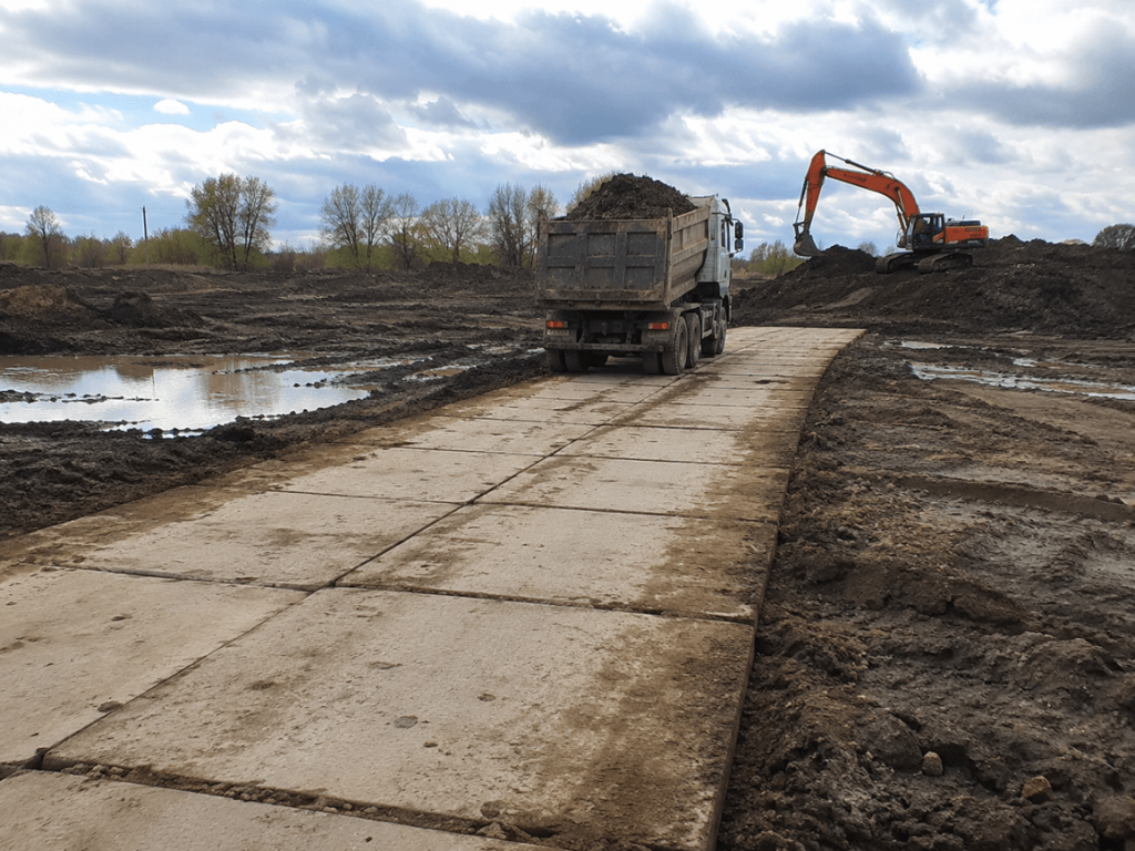 Laikinas kelias iš betoninių kelio plokščių statybvietėje sunkiajam transportui